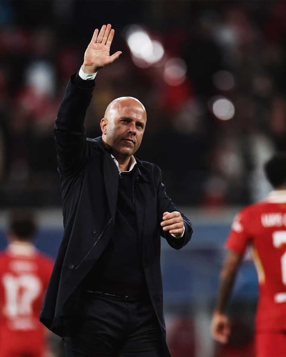 阿斯顿维拉训练开放日，集结日官宣签约引欢呼，欧冠在即，轮换策略成焦点