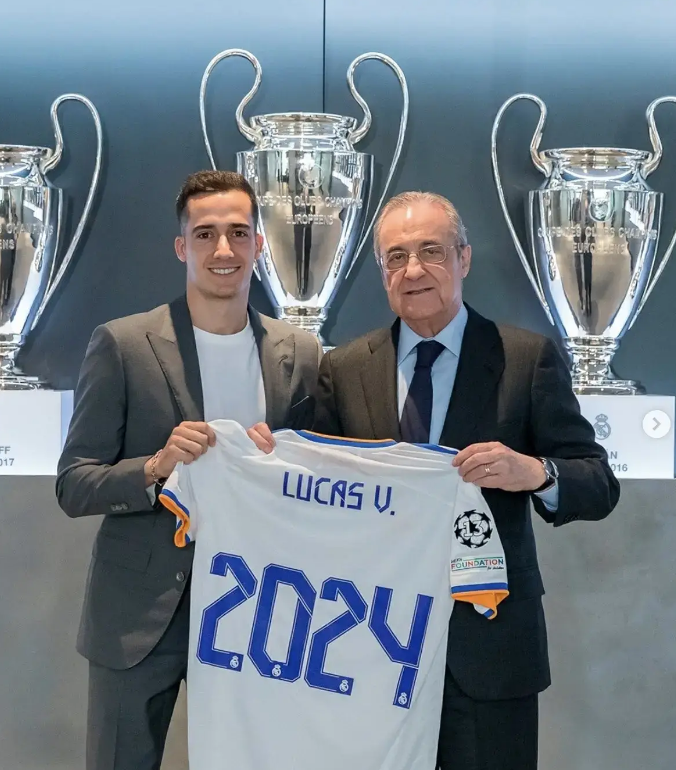 阿斯顿维拉训练开放日，集结日官宣签约引欢呼，欧冠在即，轮换策略成焦点