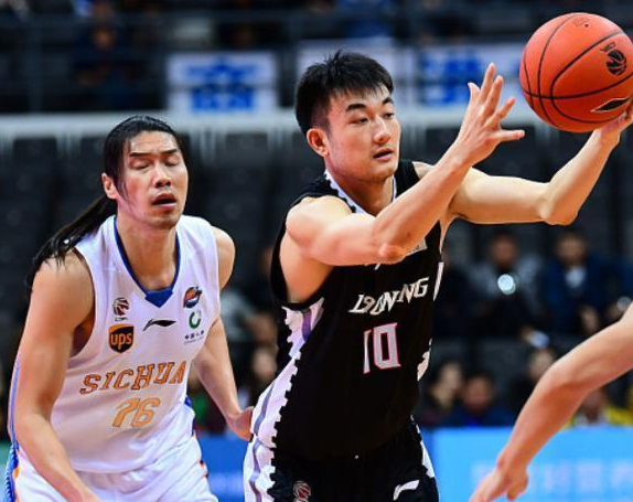 足总杯赛程吃紧，广东宏远赛前主帅复盘，赛场秩序良好，临场指挥获称赞的简单介绍